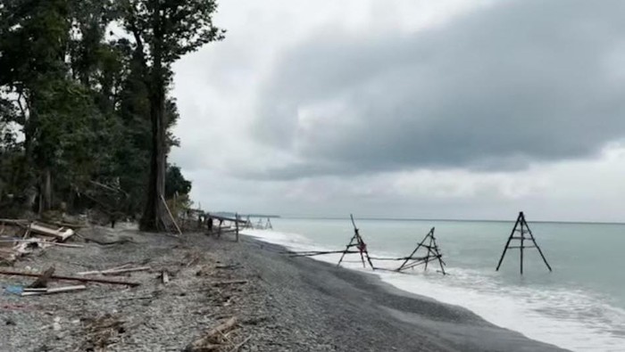 Polisi menertibkan 3 lokasi tambang emas ilegal di sepanjang pesisir Pantai Warikon, Kabupaten Manokwari, Papua Barat.