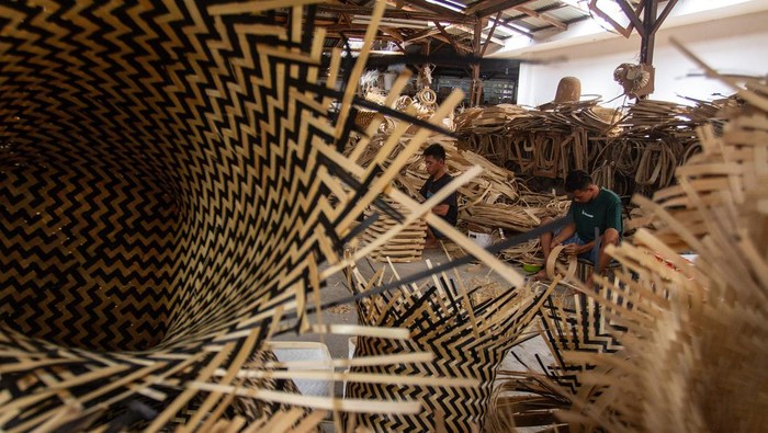 Perajin memproduksi kerajinan bambu di Sleman, DI Yogyakarta, Rabu (17/5/2023). Produksi kerajinan dekorasi rumah berbahan dasar bambu yang memberdayakan warga sekitar tersebut dipasarkan ke sejumlah negara Asia, Eropa dan Amerika Serikat dengan harga Rp5 ribu hingga Rp12 juta per buah. ANTARA FOTO/Hendra Nurdiyansyah/aww.