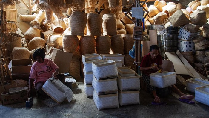 Perajin memproduksi kerajinan bambu di Sleman, DI Yogyakarta, Rabu (17/5/2023). Produksi kerajinan dekorasi rumah berbahan dasar bambu yang memberdayakan warga sekitar tersebut dipasarkan ke sejumlah negara Asia, Eropa dan Amerika Serikat dengan harga Rp5 ribu hingga Rp12 juta per buah. ANTARA FOTO/Hendra Nurdiyansyah/aww.