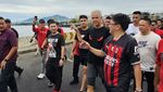 Momen Ganjar Jalan Santai Bersama Warga di Manado