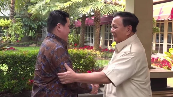 Momen pertemuan Menhan Prabowo Subianto dan Ketua PSSI Erick Thohir (tangkapan layar video yang diungah Kemhan).
