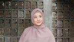 10 Potret Memesona Natasha Rizki Istri Desta dalam Busana Muslimah