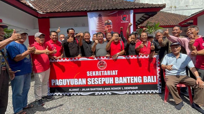 Paguyuban Sesepuh Banteng Bali mendeklarasikan dukungannya kepada calon presiden Ganjar Pranowo di kantor sekretariat Jalan Banteng No. 1, Denpasar, Kamis (18/5/2023) (dok. Rizki Setyo Samudero)