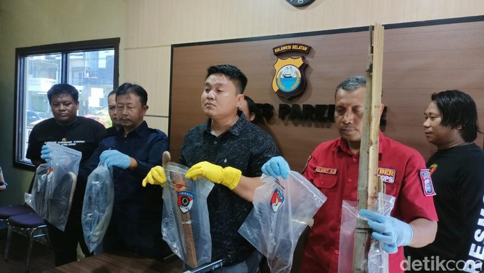 Polisi menunjukkan barang bukti parang yang dipakai tersangka S saat membunuh korban di Parepare.