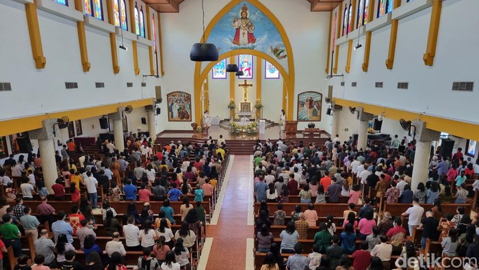 Pelaksanaan Misa Kenaikan Isa Almasih di Gereja Kristus Raja Surabaya.