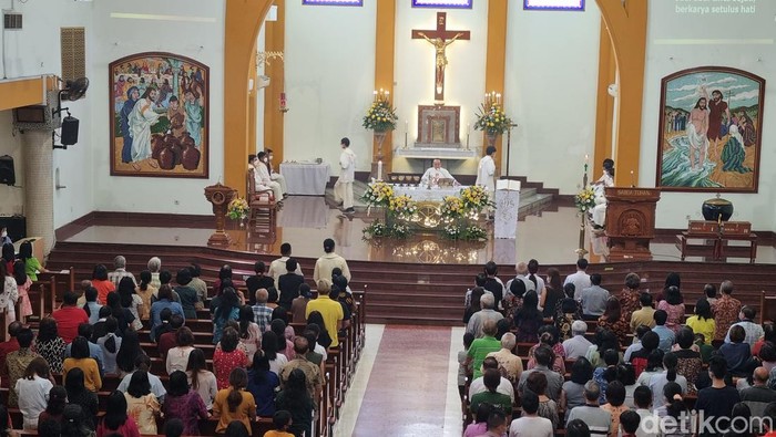 Pelaksanaan Misa Kenaikan Isa Almasih di Gereja Kristus Raja Surabaya.