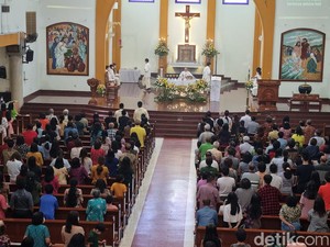 3 Ribu Jemaat Khidmat Ikuti Misa Gereja Katolik Kritus Raja Surabaya