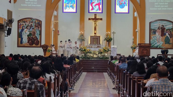 Pelaksanaan Misa Kenaikan Isa Almasih di Gereja Kristus Raja Surabaya.