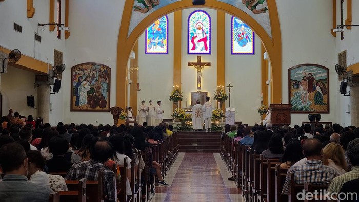 Pelaksanaan Misa Kenaikan Isa Almasih di Gereja Kristus Raja Surabaya.