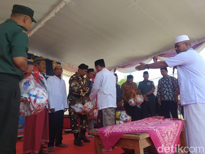 Pemdes Pancuranmas, Kecamatan Secang, Kabupaten Magelang, membagikan 60 bola untuk 12 RW, Kamis (18/5/2023).