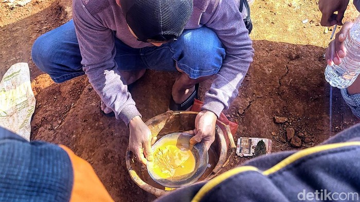Penambang emas di Blok Cibuluh, Sukabumi.