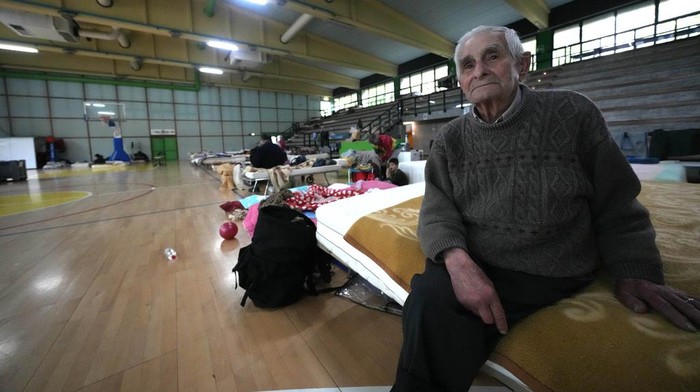 Penampakan Banjir Landa Italia Hujan deras menyebabkan banjir di Castel Bolognese dan Imola, Italia, Rabu (17/5) waktu setempat. Sebagian warga di dua wilayah itu terpaksa mengungsi.