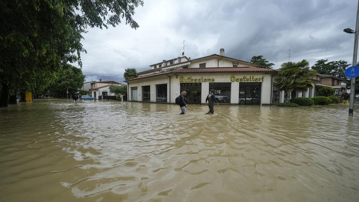 Penampakan Banjir Landa Italia Hujan deras menyebabkan banjir di Castel Bolognese dan Imola, Italia, Rabu (17/5) waktu setempat. Sebagian warga di dua wilayah itu terpaksa mengungsi.