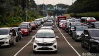 Kendaraan roda empat antre masuk Ancol. Sementara itu petugas tampak sibuk melayani pengunjung yang akan membeli tiket.