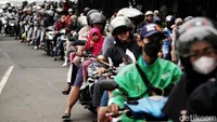 Warga memilih liburan ke Ancol untuk menikmati suasana pantai bersama keluarganya.