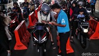 Antrean kendaraan terjadi di gerbang masuk Taman Impian Jaya Ancol, Jakarta, Kamis (18/5/2023).