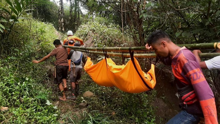 Petugas saat evakuasi jasad petani Garut yang tewas di hutan Cisewu