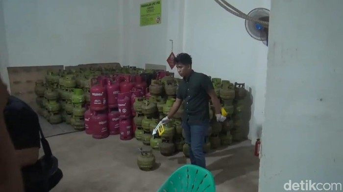 Polisi olah TKP karyawan gudang tabung gas tewas terbakar. Reinhard Soplantila/detikSulsel