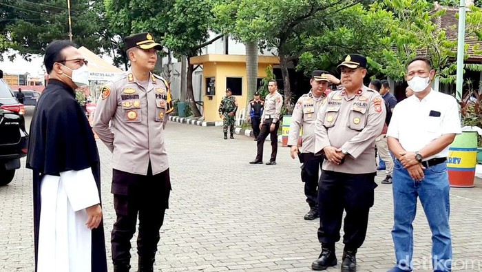 Polisi saat melakukan pengamanan di Gereja Katolik, Karawang
