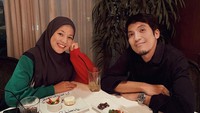 Saat ini gue masih berpikir gue gak akan beri ibu baru buat anak gue. Berasa kayak aneh aja kali, anak, ibu baru. Gak bisa bayangin gue. Mikirin perasaan anak gue. Kecemasan gue, kayaknya gue gak rela aja orang luar. Taruhlah gue cinta banget sama dia, gak bisa, aku Desta yang juga mengaku masih suka menangis memikirkan anak-anaknya. Foto: Instagram: @desta80s