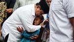 Momen Prabowo Peluk Erat Anak Kecil di Silaturahmi Kebangsaan