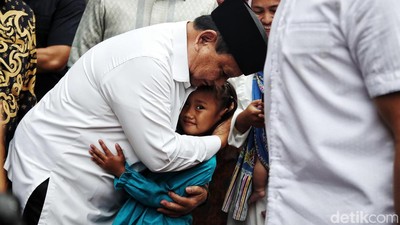 Momen Prabowo Peluk Erat Anak Kecil di Silaturahmi Kebangsaan