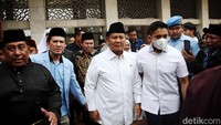 Di acara ini, Prabowo hadir dengan mengenakan kemeja putih lengan panjang. Ketum Gerindra itu juga memakai peci hitam.