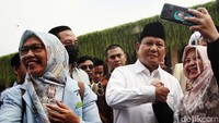 Prabowo melayani permintaan foto bersama warga yang hadir di acara silaturahmi kebangsaan. Menteri Pertahanan sekaligus Ketum Partai Gerindra itu juga sempat melakukan salam komando.