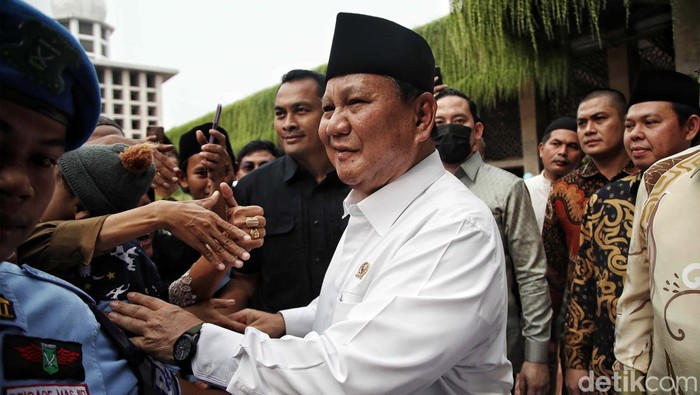 Prabowo Subianto menghadiri acara silaturahmi kebangsaan di Masjid Istiqlal, Jakarta Pusat, Kamis (18/5/2023). Usai acara, Prabowo menjadi rebutan foto bersama.