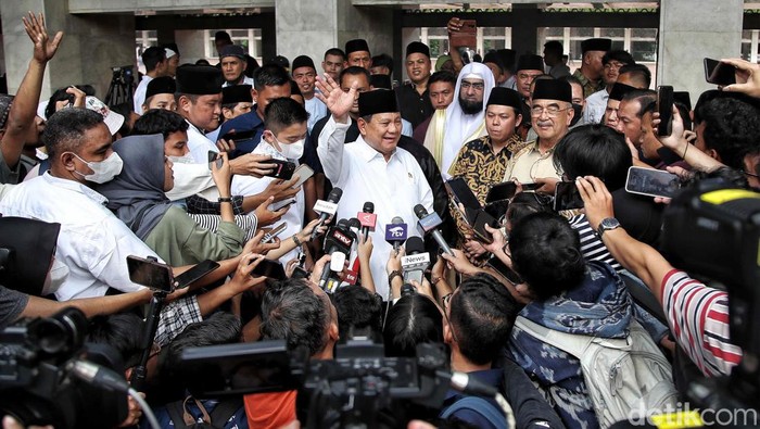 Prabowo Subianto menghadiri acara silaturahmi kebangsaan di Masjid Istiqlal, Jakarta Pusat, Kamis (18/5/2023). Usai acara, Prabowo menjadi rebutan foto bersama.