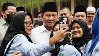 Prabowo menjadi rebutan foto bersama usai menghadiri acara silaturahmi kebangsaan di Masjid Istiqlal, Jakarta Pusat, Kamis (18/5/2023).