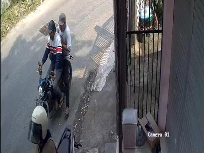 Rekaman CCTV mahasiswi di Surabaya dipepet pelaku lalu dijambret tasnya