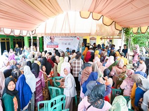 Relawan Sandiaga Gelar Bazar Sembako Murah untuk Warga Karawang