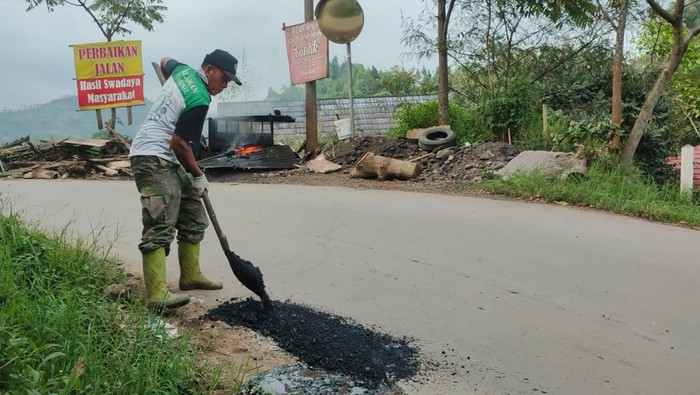 RW di Lembang perbaiki sendiri jalan yang rusak di wilayahnya.