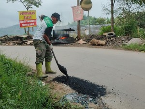 Langkah Pak RW di Lembang Perbaiki Sendiri Jalan Rusak Demi Warga