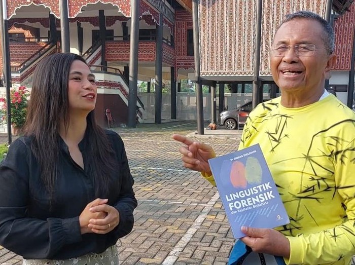 Program studi (prodi) S1 Linguistik Indonesia di UPN Jatim menjadi prodi pertama di Indonesia, yang memusatkan pada kajian linguistik atau kebahasaan.
