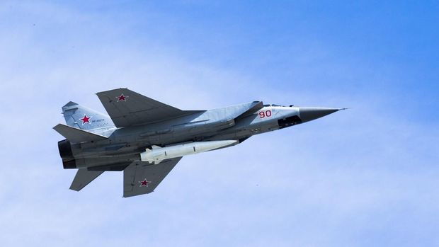 Sebuah jet MiG-31K Angkatan Udara Rusia membawa rudal aero-balistik hipersonik presisi tinggi Kh-47M2 Kinzhal selama parade militer Hari Kemenangan untuk merayakan 73 tahun sejak akhir Perang Dunia II dan kekalahan Jerman Nazi, di Moskow, Rusia pada hari Rabu , 9 Mei 2018. Rentetan rudal Rusia terbaru terhadap infrastruktur sipil Ukraina pada Kamis, 9 Maret 2023 telah menandai salah satu serangan terbesar dalam beberapa bulan. Rusia telah menggunakan rudal Kinzhal sejak awal permusuhan. (File Foto - AP Photo)