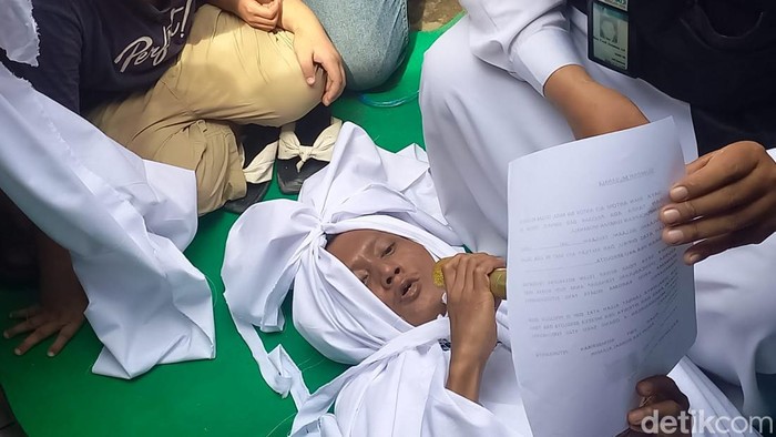 Seorang pria di Palembang, Sumsel melakukan sumpah pocong. Seorang pria di Palembang, Sumsel melakukan sumpah pocong.