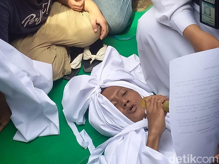 Seorang pria di Palembang, Sumsel melakukan sumpah pocong.
