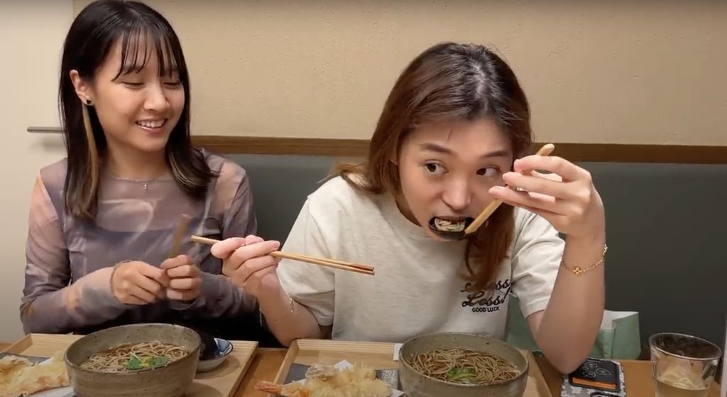 Seru! Livy Renata Belajar Makan Soba Langsung di Jepang