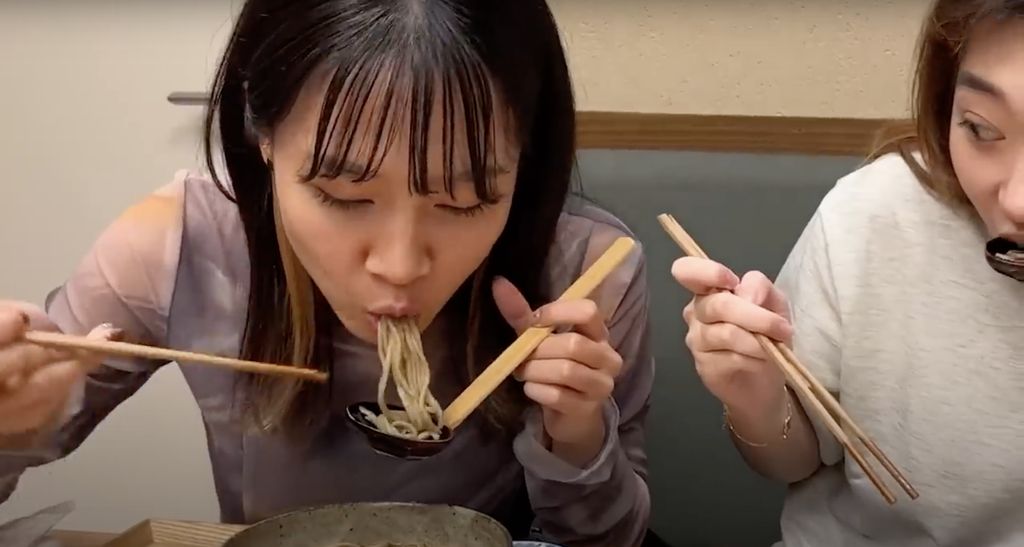 Seru! Livy Renata Belajar Makan Soba Langsung di Jepang