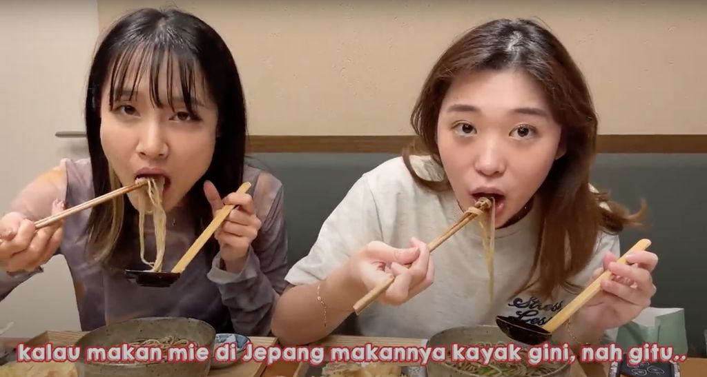 Seru! Livy Renata Belajar Makan Soba Langsung di Jepang