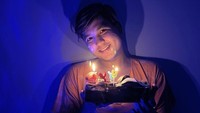 Momen ulang tahun Jirayut yang ke-22 manis banget nih! Ia meniup lilin di atas kue ulang tahun. 