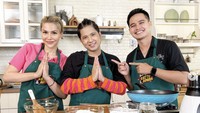 Bareng Aiman Ricky dan DJ Katty Butterfly, Jirayut siap memasak. Mereka sudah kompak pakai celemek tuh!