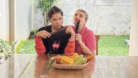 Pose kompak Jirayut bersama DJ Katty Butterfly yang doyan makan lalapan. Jangan-jangan Jirayut ikut mencoba terong mentah ya. 