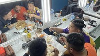 Kompak! Di belakang panggung, Jirayut makan satu nasi bungkus bertiga dengan Irfan Hakim dan Ruben Onsu. Pasti lebih nikmat ya rasanya?