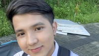 Jirayut merupakan pedangdut dan presenter berdarah Thailand yang eksis di Indonesia. Pria ini bahkan sudah fasih berbahasa Indonesia dan mencari rezeki utamanya di sini.