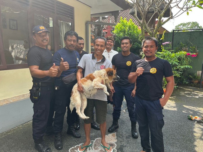 Si pemilik anjing terlihat bahagia lantaran si anjing masih selamat setelah jatuh ke sumur sedalam 20 meter di Badung, Bali. (IST)