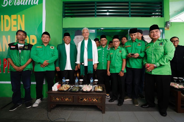 Sowan ke Kantor DPW PPP Manado, Ganjar Bicara Kerukunan Antar Partai Bakal calon presiden (bacapres) 2024 PDI Perjuangan Ganjar Pranowo, berkunjung ke DPW PPP Sulawesi Utara yang berada di Kecamatan Paal Dua, Kota Manado pada Kamis (18/5/2023) pagi. Ganjar disambut Ketua DPW PPP Sulawesi Utara Depri Pontoh.