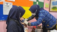 Selain itu, beberapa balita dan bayi juga terpantau diberikan imunisasi dasar pada hari ini. Meskipun dikatakan Dewi pemberian vaksinasi dengan injeksi ganda akan dimulai programnya pada hari Senin depan (22/5/2023). (Foto: Suci Risanti Rahmadania/detikHealth)